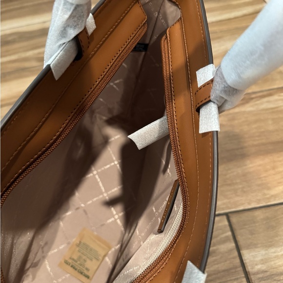 Michael Kors Jet Set Travel MD Double Zip Pocket Sig Brown - Picture 4 of 10